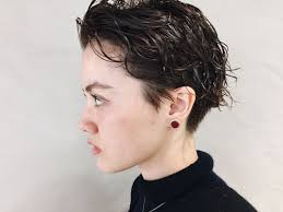 wax使い方 ウェット感を出したいなら 半乾きの状態で洗い流さないトリートメントを全体的に馴染ませて 毛先にグロスジェルを少量つけると動きをキープすることができますよ 濡れたような質感だと色気がアップします ショート パーマ ベリーショート パーマ