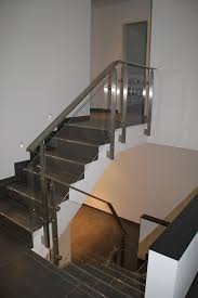 Wie sie das geländer für die treppe aus holz, edelstahl oder anderen materialien geschickt und ästhetisch gestalten und was sie beim kauf beachten sollten, lesen sie hier. Innentreppe Gelander Edelstahl Glas Tgi17 Schlosserei Schleip