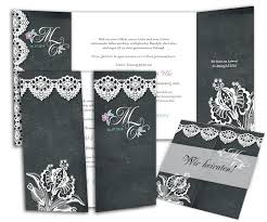 Einladung zur hochzeit mit dem besonderen etwas findet die passende hochzeitseinladung für die quadratische einladungskarte aus der serie abelon strahlt mit den handgemalten blüten und eign. Edle Hochzeitseinladungskarte Im Vintagestil Schiefer Mit Spitze