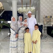 Il successo di kartika si basa da sempre sull'accuratissima ricerca di tessuti innovativi, esaltati da un appeal decisamente glamour. 10 Potret Manis Keluarga Habib Usman Dan Kartika Putri Yang Hangat