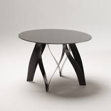 Vous avez, sur la même image, encore deux modèles dans la même gamme de couleurs, mais ils ont de petites différences. Petite Table Basse Ronde Noir Intense Twist Design Post Industriel En Fibre De Carbone Aeronautique Revalorisee