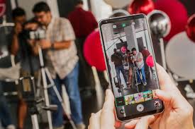 Lg has just announced their brand new v30 device, and until the official units are out, we figured we'd take a look and see: Lg V30 Hands On 6 Inch Oled Display And Glass Camera Lens Cnet