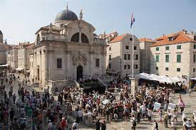Nach beendigung seiner besichtigung hat jeder besucher dubrovniks die pflicht, sich in dem labyrinth der engen straßen der stadt zu verlaufen und auf diese weise andere sehenswürdigkeiten zu entdecken. Dubrovnik Kroatien Reisefuhrer Kroati De