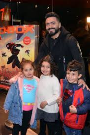 بسمة بوسيل تنزعج من معجبات زوجها تامر حسني وتترك العرض غاضبة صور