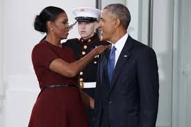 La conquista storica della casa bianca da parte di una donna richiederà talenti straordinari, combinati con un notevole carisma, come ci dimostrano le vittorie di barack obama nel 2008 e 2012, il primo afroamericano a sfatare il tabù del presidente come uomo bianco. Mr Mrs Obama Sweet Moments Alla Casa Bianca Amica