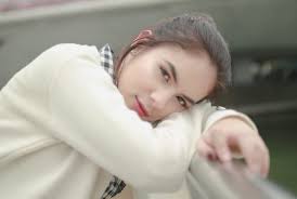 Stream tracks and playlists from steffi zamora on your desktop or mobile device. Steffi Zamora Lahir Kembali Lewat Karya Kupendam Sendiri Republika Online