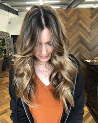 twilighting der farbtrend fur die haare im herbst 2020 haarschnitt lang frisuren langhaar gestrahnte haare