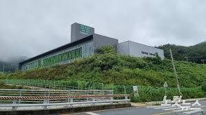 윤희숙 국민의힘 의원은 한국토지주택공사(lh) 직원 땅 투기 의혹을 과거 정부에서부터 이어진 '적폐'로 규정한 문재인 대통령의 발언을 두고 16일 해먹은 건 자기들이면서 국민들을 손가락질하는 대통령의 정신 세계를 어쩌면 좋겠느냐고 비판했다. 6 K8wgmg4en0m