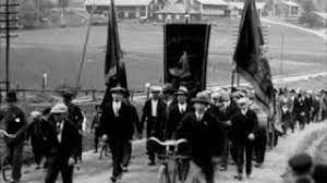 Landskapet i ådalen är en upplevelse i sig, med älven, bergen och den taggiga granskogshorisonten. Skotten I Adalen 1931 Youtube