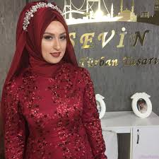 Düğünlere özel şal modellerinden birini seçmeden önce dikkat etmeniz gereken asıl konu ise seçtiğiniz kıyafettir. Kuaforde Yapilan Sal Ve Turban Modelleri