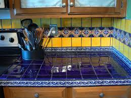 See more ideas about mexican tile, mexican tile backsplash, talavera tiles. Cucine In Muratura Epitett Konyhak Mexican Tile Kitchen Trendy Kitchen Tile Mexican Style Kitchens