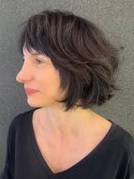 Jana mora fora do Brasil, brinca comigo que o corte dela tem que durar um  ano! Opto por nuca mais curta e de base reta e mais leveza no topo. Franja  desfiada