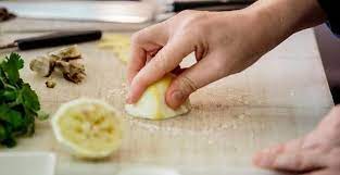 Comment nettoyer les planches à découper en plastique. 5 Astuces De Grand Mere Pour Nettoyer Sa Planche A Decouper M6 Deco Fr