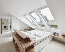 Dachgeschoss Schlafen Unter Sternen Dachfenster Bett Aus Holz Schlafzimmer Dachfenster Schlafzimmer Dachzimmer Einrichten Dachgeschoss Schlafzimmer