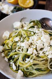 Low Carb Zucchini Spaghetti Mit Zitrone Und Feta Dieses 10 Minuten Rezept Ist Schnell Einfach Und Ver Zoodles Rezept Rezepte Mit Feta Spiralschneider Rezepte