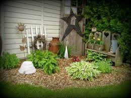 Rustikale Deko Im Garten 35 Reizvolle Ideen Fur Mehr Naturlichkeit Und Gemutlichkeit Gartendekor Hof Dekorationen Rustikale Gartendekoration