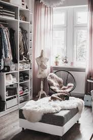 Ankleidezimmer Einrichten Ikea Pax Ideen Grosser Offener Schrank Mit Verschiedenen Abteilungen Pinke Gardinen Aufgeh In 2020 Ankleide Zimmer Ankleide Ankleidezimmer