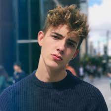 Cowok ganteng nggak selalu identik dengan sifat gaul dan punya banyak teman, lho. Handsome Guy Profiles Cute Boys Images Boys Photoshoot Poses Western Port Boy