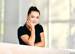Larisa iordache a stat 16 luni pe margine, din cauza unei rupturi de tendon și a două operații larisa iordache, una dintre cele mai cunoscute gimnaste din românia, a revenit în gimnastică. What Is Larisa Iordache Doing Right Now He Announced What He Would Do After Retirement