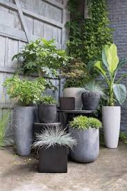A Tendencia Back To Basics Chegou Ao Paisagismo Jardim Casa Claudia Paisagismo Jardim Jardinagem Em Vasos Jardins Pequenos