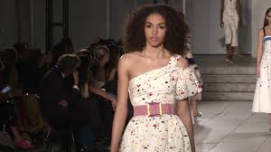 Su fundadora, carolina herrera, es conocida también por muchos por su estilo personal, interpretación de la feminidad y por vestir a michelle obama y jackie kennedy, entre otras. Carolina Herrera Presenta Su Coleccion Primavera 2018 En El Moma Youtube