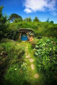 Fantastical Homes The Glamorous Housewife Maison De Hobbit Beaux Endroits Maison Hobbit