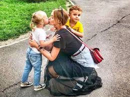 Однако особых успехов не добилась и была вынуждена покинуть модельное агентство. Slava Iz Neangelov Pokazala Podrosshih Detej Bulvar Shoubiz