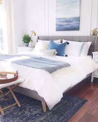 Touches Of Blue And White In The Master Bedroom With Coastal Artwork And An Indigo Rug 2020 Yatak Odasi Fikirleri Yatak Odasi Modern