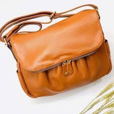 Kami adalah produsen tas kulit khusus wanita dengan model memiliki tas dengan bahan kulit asli memerlukan perawatan untuk menghindari dari tumbuhnya jamur yang berasal dar kelembaban tas itu sendiri. Jual Tas Selempang Wanita Tas Kulit Asli Garut Tas Wanita Papirut 026 Online Mei 2021 Blibli