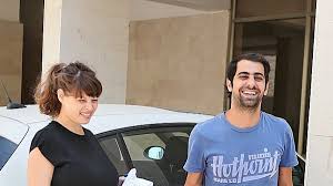 עוז זהבי ומיכאל מושונוב מתוך יום בחיי יושבים לשתות בירה ביפו. ×'×™× ××¨×™××œ×™ ×•××©×ª×•