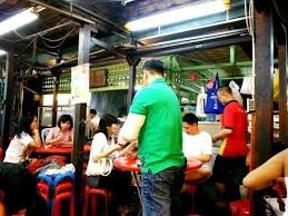 Swipe right to see the 'uncle' making it. Kuala Lumpur S Top 7 Kl Style Fried Hokkien Mee Spots Asia Pacific Hungry Onion
