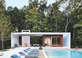 Pool Houses In The Hamptons Are Getting An Upgrade Modern Pool House Hamptons House Pool Houses