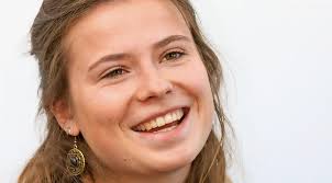 Eigentlich sollte luisa neubauer in diesen tagen an ihrer bachelorarbeit über nachhaltige anlagestrategien sitzen. Klimaaktivistin Luisa Neubauer Zur Gast Bei Der Sz