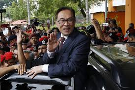 Anwar menegaskan tuduhan sodomi ini adalah taktik politik busuk untuk menghentikannya karena dia sudah. Anwar Ibrahim Walks Free Following Pardon
