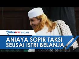 Nama habib muda ini mulai populer karena ceramahnya sangat tegas dan keras dalam melawan kemungkaran dan kemaksiatan. Seconds Of Habib Bahar Bin Smith Persecuting A Driver Whose His Wife Is Shopping The Victim Was Dragged Archynewsy