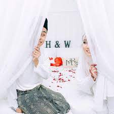 Minimalist room atau ruang minimalis pertama menggunakan konsep putih dengan dresscode casual, yakni kemeja serta celana jeans. 30 Foto Prewedding Islami Romantis Tapa Sentuhan