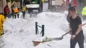 Una violenta grandinata ha imbiancato ieri le strade di torino. Francia Bombe D Acqua E Grandine Una Scena Apocalittica