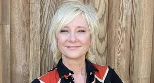 Hollywood actress Ann Hatch was in a serious car accident: 59 firefighters  extinguished the fire