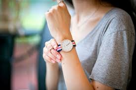 Mungkin kita dapat menemukan teman baik yang dapat diajak berbagi susah dan senang bersama, namun perlu di ingat bahwa tidak mungkin kita selamanya akan bergantung dengan. Kenapa Wanita Bermimpi Jam Tangan Mimpi Penafsiran Watch Pergelangan Tangan