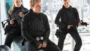 Henry leonard bale, un brutal asesino en serie, muere en manos de la policía, pero su legado sigue con vida. Nuevas Imagenes De Los Juegos Del Hambre Sinsajo Parte 2 Cinefilos Cinefanat Juegos Del Hambre Los Juegos Del Hambre Personajes De Los Juegos Del Hambre