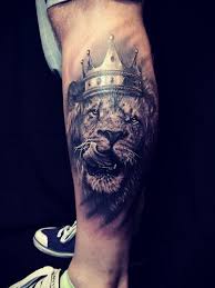 Der löwe ist der könig der tiere, der herrscher der wildnis und das ultimative symbol für macht, kraft eine tätowierung mit löwin als motiv lassen sich vor allem die frauen stechen. Lowen Tattoos In Unserer Galerie Der Woche Tattoo Spirit