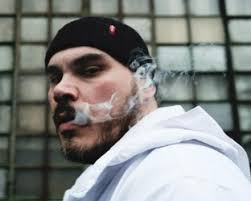 Lavoravo in fabbrica come B-Rabbit Fra gli sbatti, scrivevo in camera per  distrarmi Mettevo questo disco in macchina, senti i bassi Pompa in su con  la manopola sti beat grassi Sognavo un