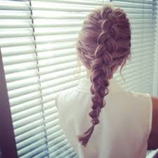 アナ雪のアナとエルサ風のヘアアレンジが流行 だれでもカンタンにできる方法はこちら 追憶スカイウォーカー エルサ 髪型 結婚式 ヘアスタイル お呼ばれ ヘアアレンジ