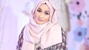 Setelah mendirikan first travel, agen yang melayani perjalanan umrah, anniesa mulai menekuni dunia mode sebagai perancang busana. Anniesa Hasibuan Gara Gara Pakai Baju Ini Desainer Sekaligus Istri Boss First Travel Malah Dapat Hujatan Banyak Orang Lho Halaman All Blog Tribunjualbeli Com