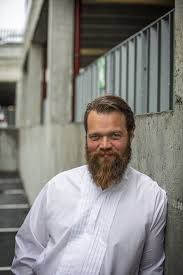 He fluently speaks icelandic, faroese, danish and english. Thetta Bordar Johannes Haukur A Venjulegum Degi Dv