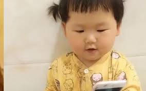 Con gái hào hứng mang đồ của bố đi giặt, ngờ đâu giúp mẹ “lật tẩy” bí mật  giấu kín bấy lâu