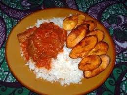 Nigerian Rice And Stew Mit Gebratenen Plantains Kochbananen Scharf Rezept Rezept Kochbananen Rezepte Afrikanische Gerichte