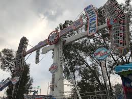 Es un juego mecanico que se encuentra en los parques de diversiones. File Puebla Fair 08 Jpg Wikimedia Commons