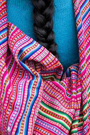 Closeup De Mulher Peruana Com Longas Trancas De Cabelo Preto Usando Roupas Coloridas Tradicionais Em Lima Peru Foto Premium