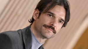 Jon Arias, el hijo de Imanol Arias, posa en público con su pareja, una  conocida actriz